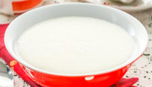 Молочный суп из манной крупы в тарелке картинка