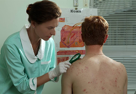 дерматолог осматривает пациента
