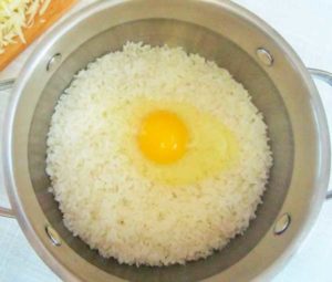 Рис с желтком в каструле картинка