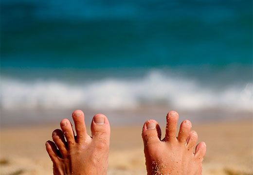пальцы ног в песке
