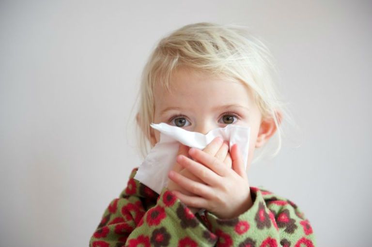 Першение в горле и сухой кашель, лечение у ребенка