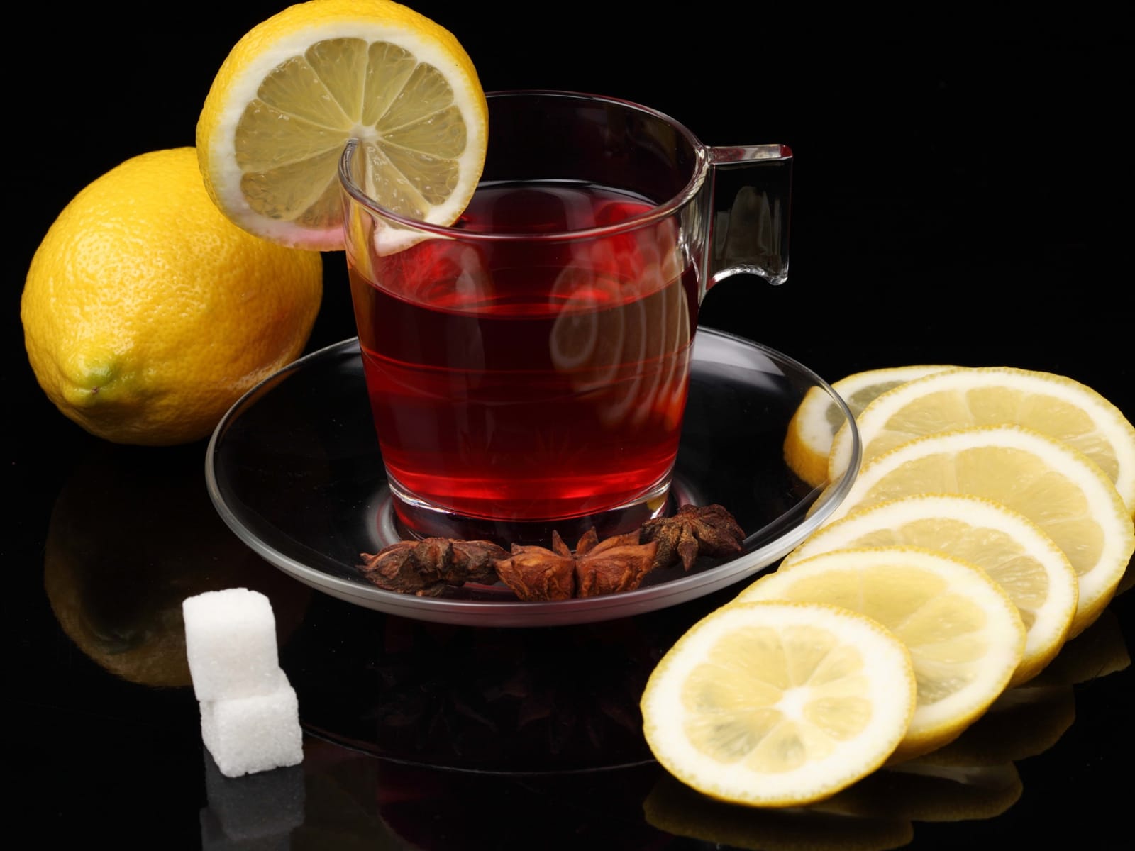 Лимон и сахар в черный чай