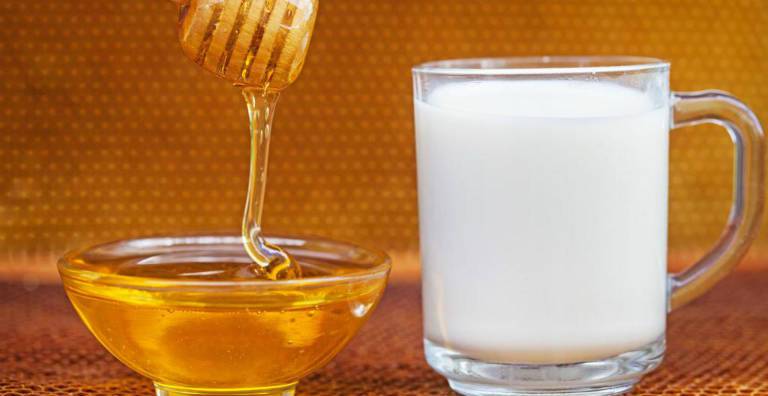 Молоко с медом и маслом от кашля, рецепт