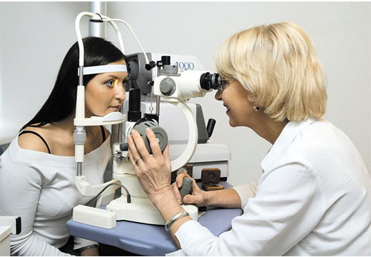 офтальмолог осматривает пациента