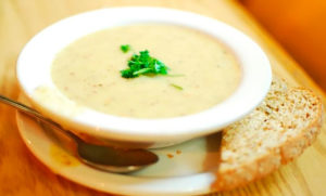 Слизистый суп из овсяной крупы в тарелке картинка