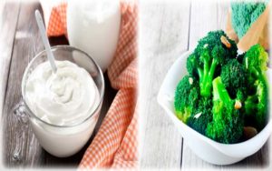 Две тарелки с брокколи и натуральным йогуртом картинка