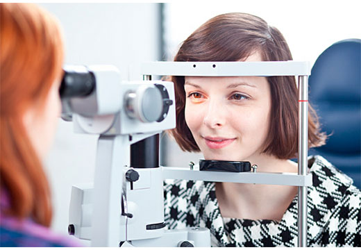 офтальмолог осматривает глаз