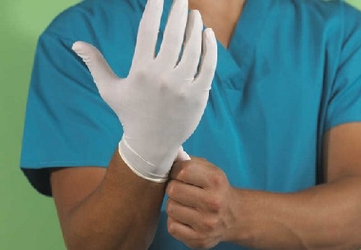 врач в перчатке