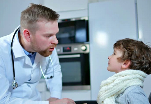 врач беседует с ребенком