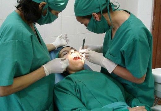 женщина у стоматолога