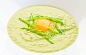Суп на воде из сухарей с яйцом в тарелке картинка
