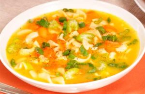 Суп в тарелке из макорон картинка