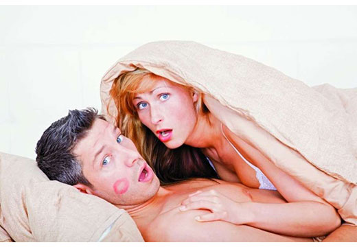 парень и девушка под одеялом