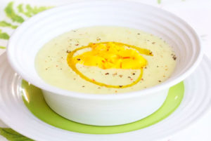 Суп на воде из манки с желтком в тарелке картинка