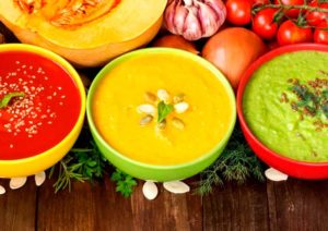 Диетические супы при гастрите в трех тарелках с овощами на столе картинка