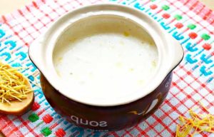 Молочный суп в горшочке на столе картинка