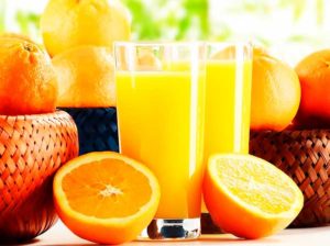 Апельсиновый сок в стаканах и разрезаный апельсин картинка