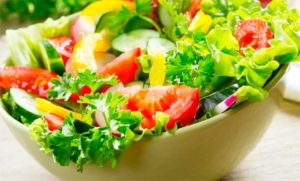 Салат из овощей и зелени в тарелке картинка