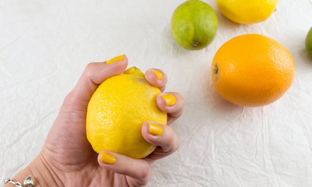 Желтый маникюр с лимоном 